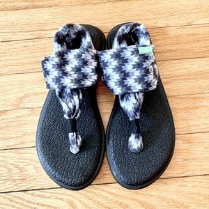 Sanuk Yoga Sling Sandals Flip Flops size 6 Black Geometric pattern